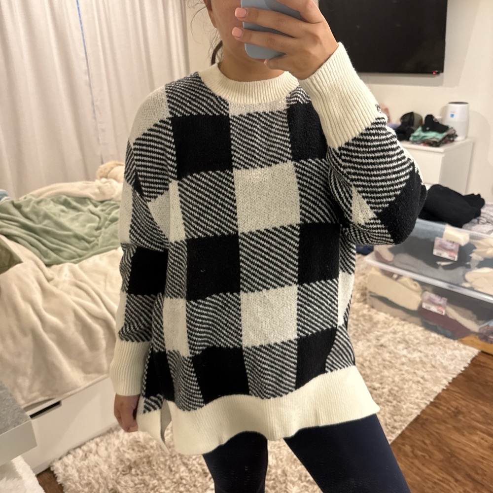 Abercrombie & Fitch Black and White Plaid Sweater